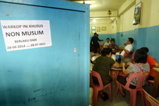 FOTO: Polisi Syariat Kawal Warung Khusus Non Muslim